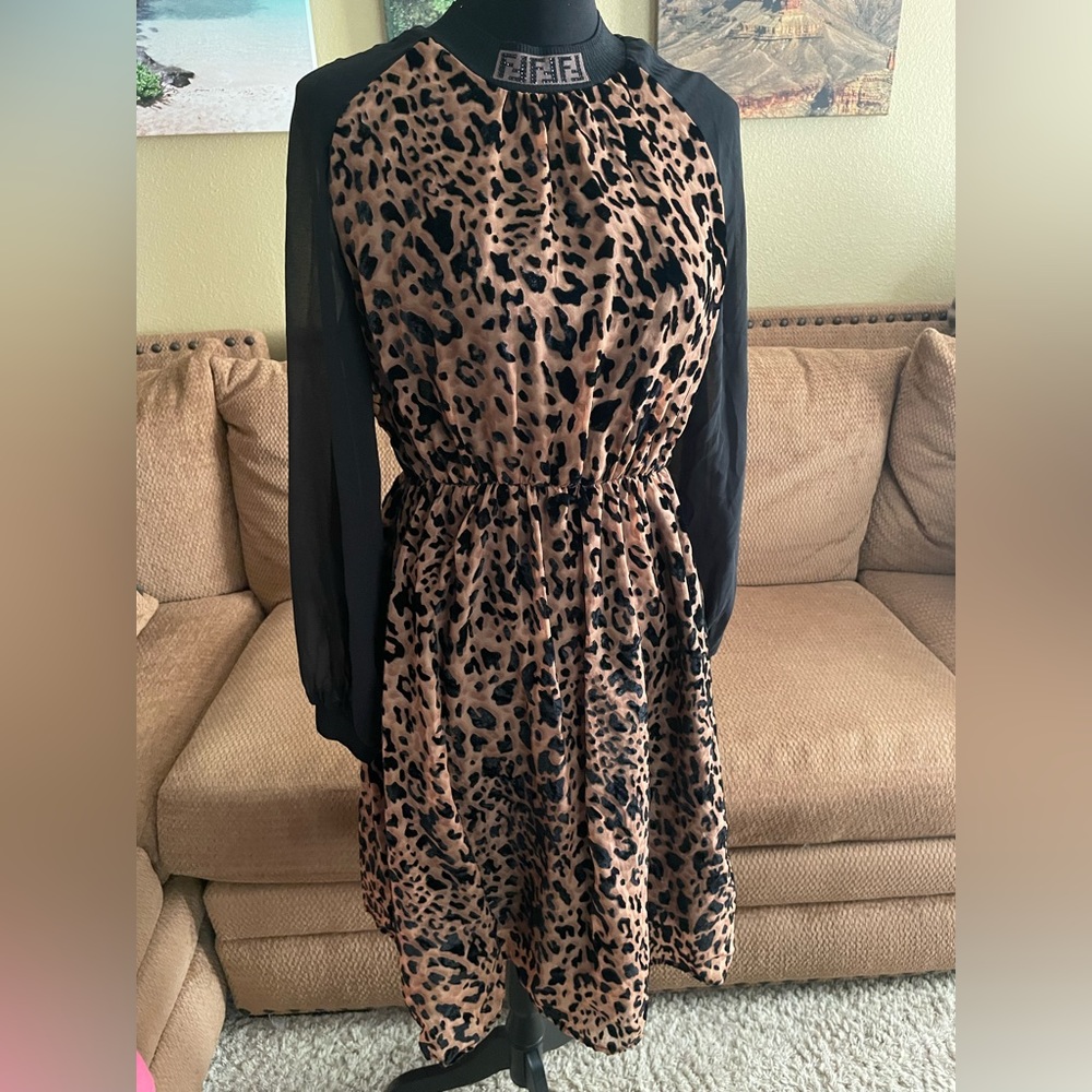 Animal print dress With ruched waist & sheer sleeves
Velvet feel print